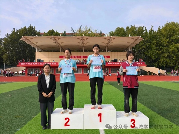 1762762745263274.jpg 领奖1.jpg